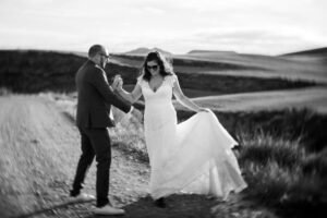 Danse et rires en noir et blanc - Couple dans le désert des Bardenas Couple de mariés dansant et riant dans le désert des Bardenas, photo noir et blanc contrastée