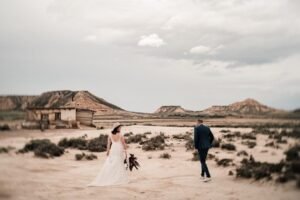 Mariés en route vers une cabane des Bardenas - Effet de flou artistique Couple de mariés marchant vers une cabane dans le désert des Bardenas avec un effet de flou artistique encadrant l'image