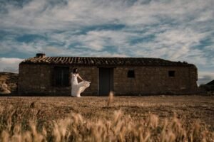 Robe de mariée en mouvement devant une bergerie abandonnée des Bardenas Mariée faisant voler sa robe blanche devant une bergerie abandonnée dans le désert des Bardenas Reales