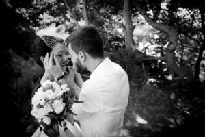 Couple de mariés qui s'embrassent Couple de mariés en noir et blancs les yeux dans les yeux