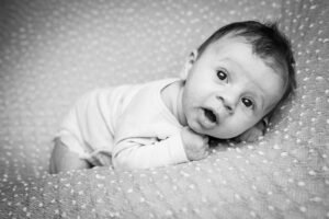 si petit et déjà éveillé si petit et déjà éveillé, un portrait de bébé