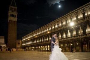 Moment intime sur la Place Saint Marc à Venise, seuls la nuit