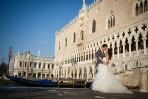 Un moment unique devant le palais des Doges à Venise