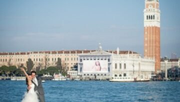 Photo de couple devant Le campanile de Saint-Marc à Venise