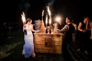 L'arrivée du gâteau L'arrivée du gâteau et du Champagne