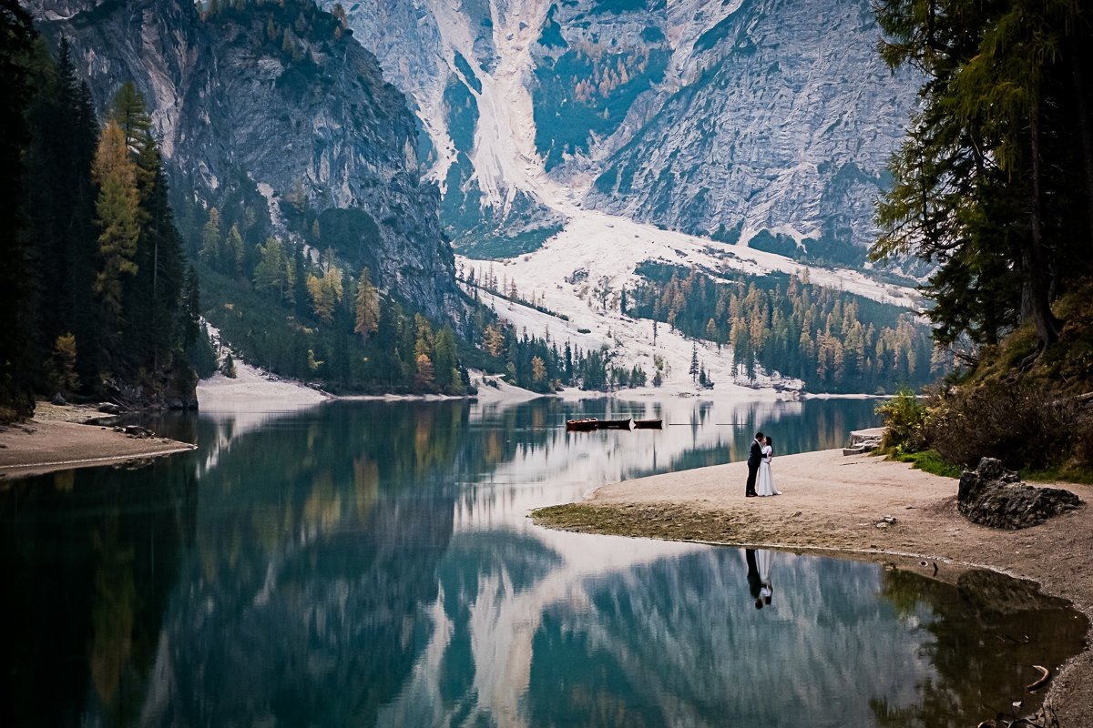 Photo d'un couple de mariés au Lago di Braies