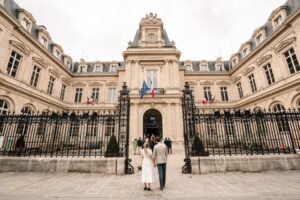 La sortie de la Mairie à Paris La sortie de la Mairie à Paris