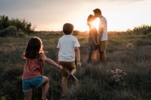 une famille à la golden hour