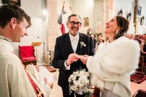 L'échange des alliances L'échange des alliances lors d'un mariage en hiver