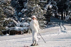 la mariée qui descend les pistes de ski la mariée qui descend les pistes de ski