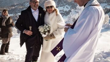 une cérémonie en haut des pistes