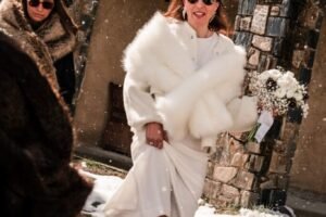 une mariée en hiver une mariée en hiver, les pieds dans la neige