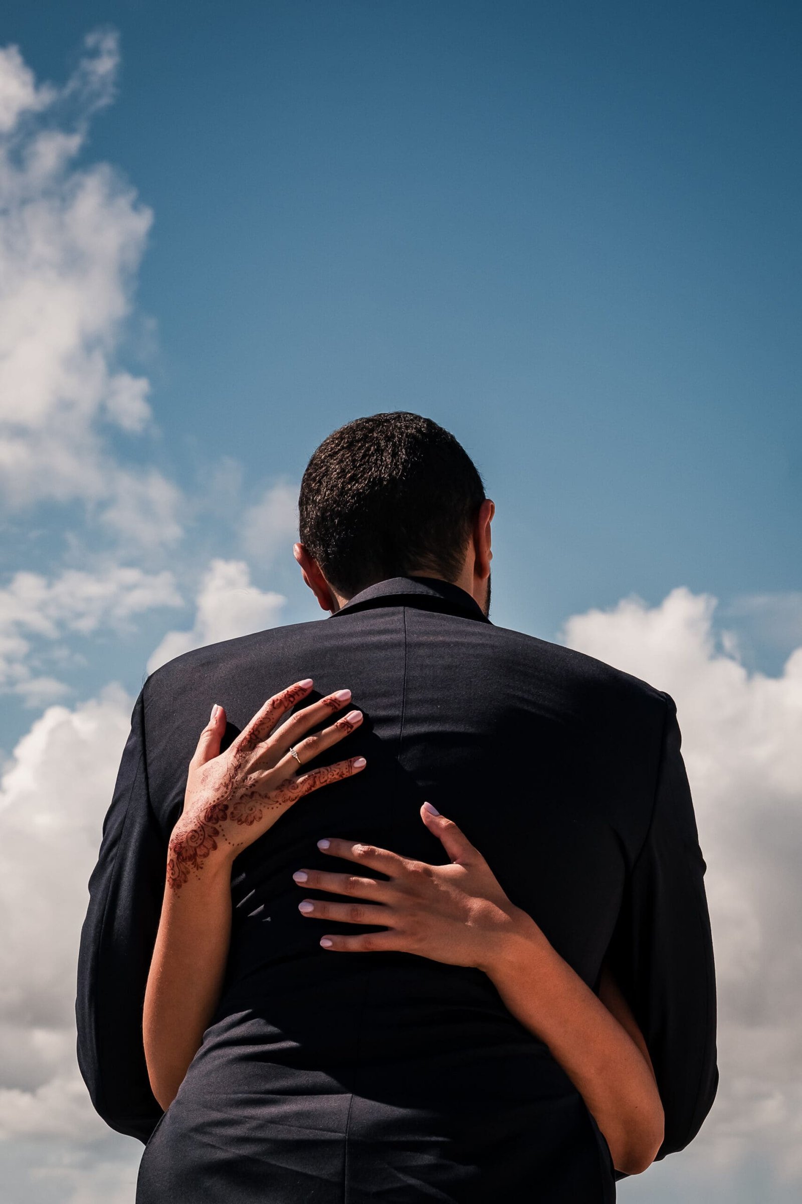 des mariés enlacés