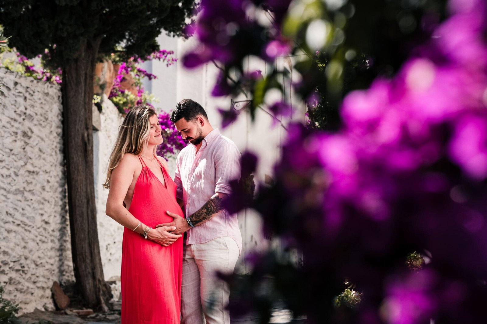 en attendant bébé dans les rues de Cadaquès