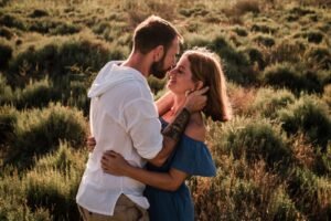 une belle lumière et un baiser juste l'amour, et la complicité d'un moment partagé