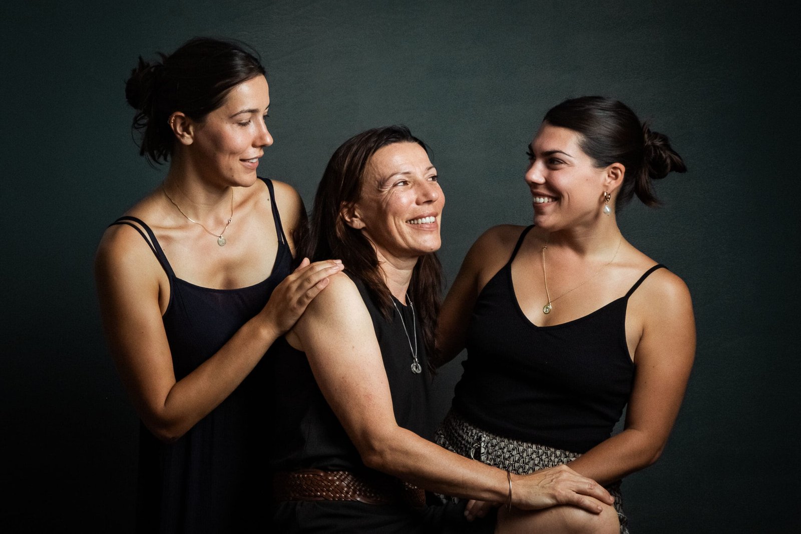 photo de famille en studio pleine de complicité