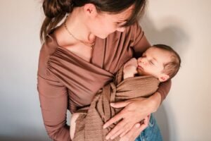 un bébé dans les bras ce moment si simple et pourtant si doux