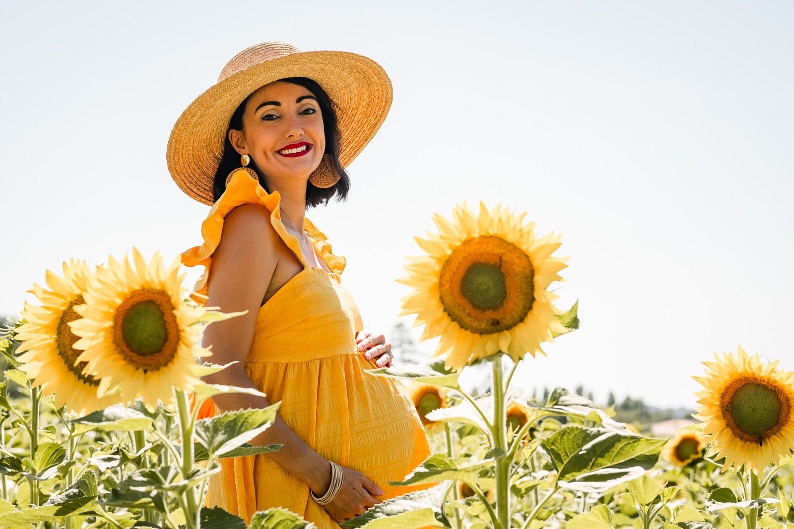 un ventre rond au milieu des tournesols de Provence