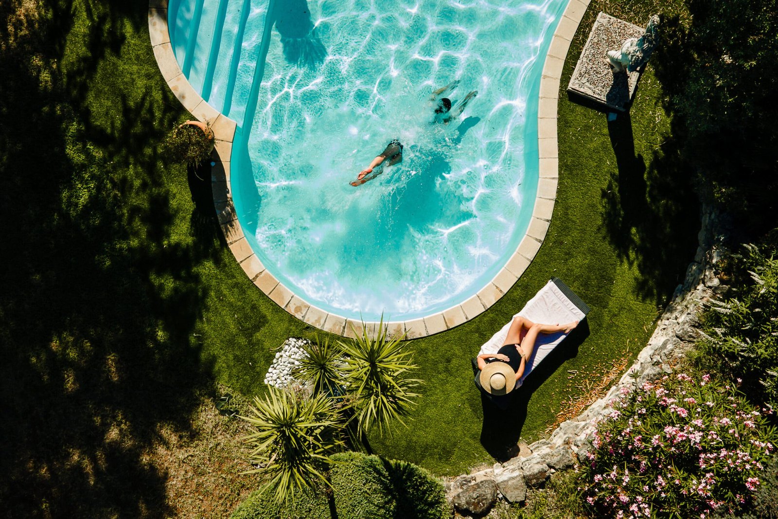 une photo de grossesse originale au bord de la piscine