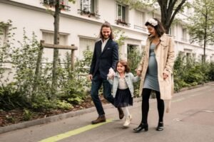 une famille dans les rues de Paris
