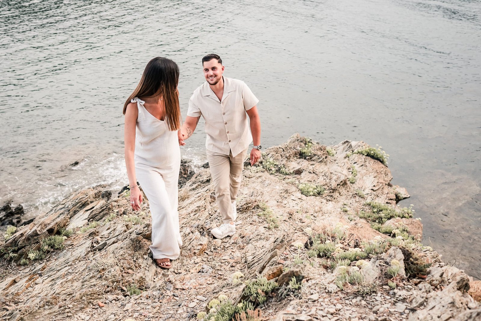 photo de couple en extérieur au bord de la mer