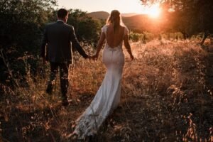 Un coucher de soleil Simplement marcher dans les oliviers