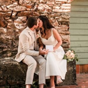 Profiter d'un moment à deux pour échanger un baiser