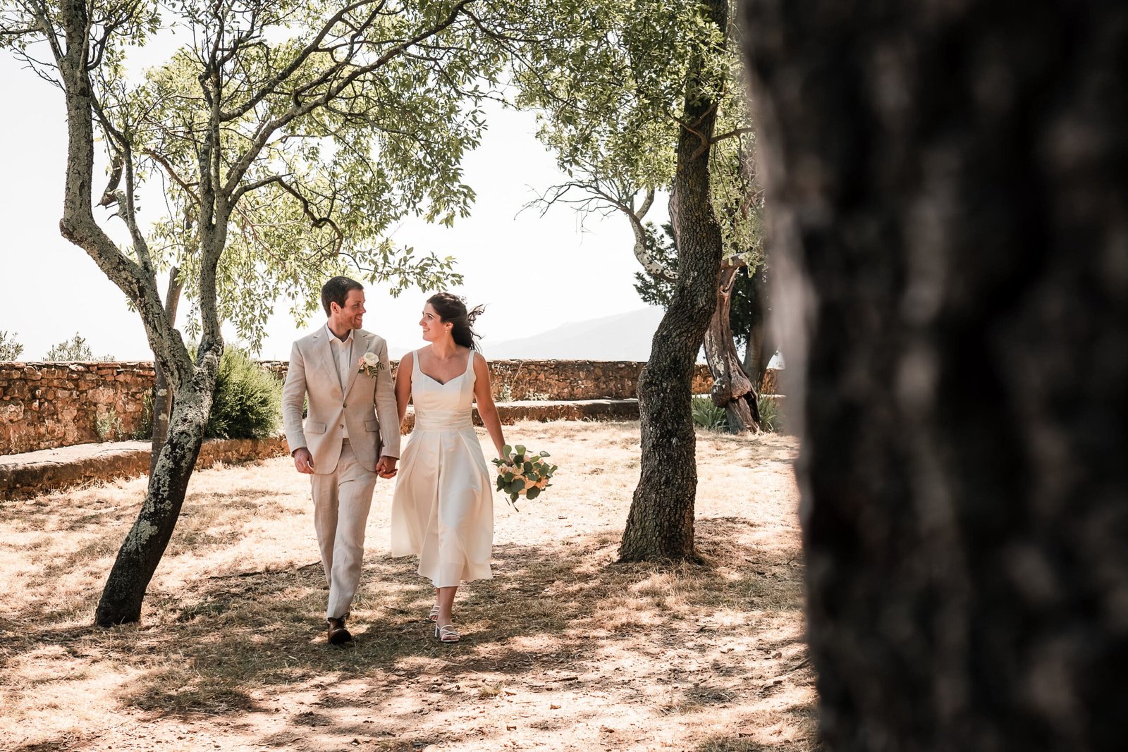 un couple de mariés à la chapelle saint Ferréol